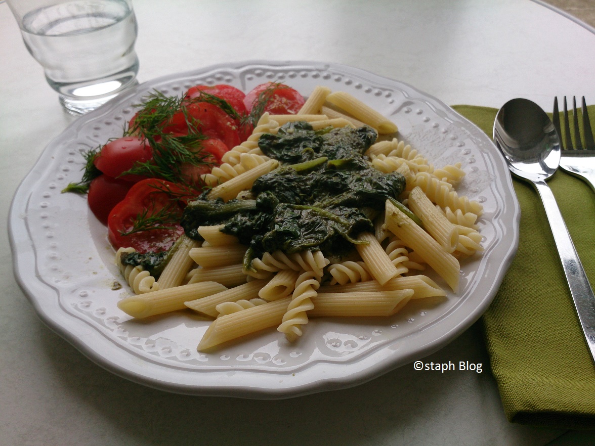 Vollkornnudeln mit Spinat-Basilico-Pesto und Tomatensalat © staph Blog 